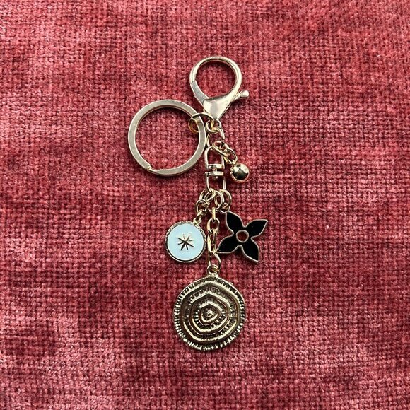 New SPIRAL CLOVER Bag Charm 🍀 - Picture 1 of 7